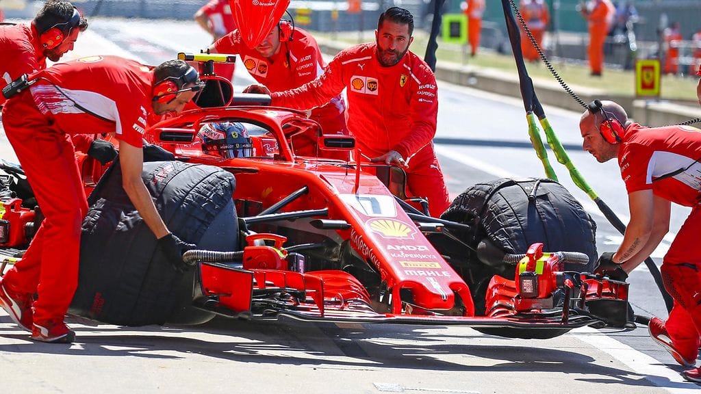 Kimi Räikkösen autoa liikutellaan varikolla.