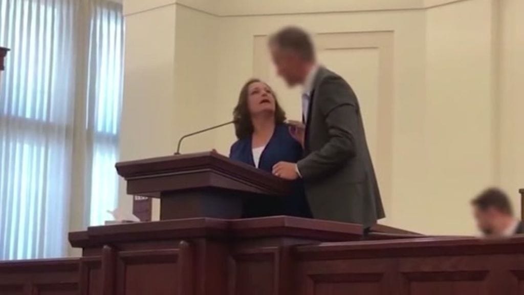 McKenna Denson esitti syytöksensä jumalanpalvelusvieraille.