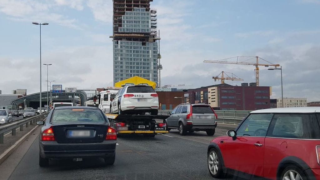 Poliisiauto romuttui kolarissa niin pahoin, että se jouduttiin viemään hinausautolla pois paikalta.