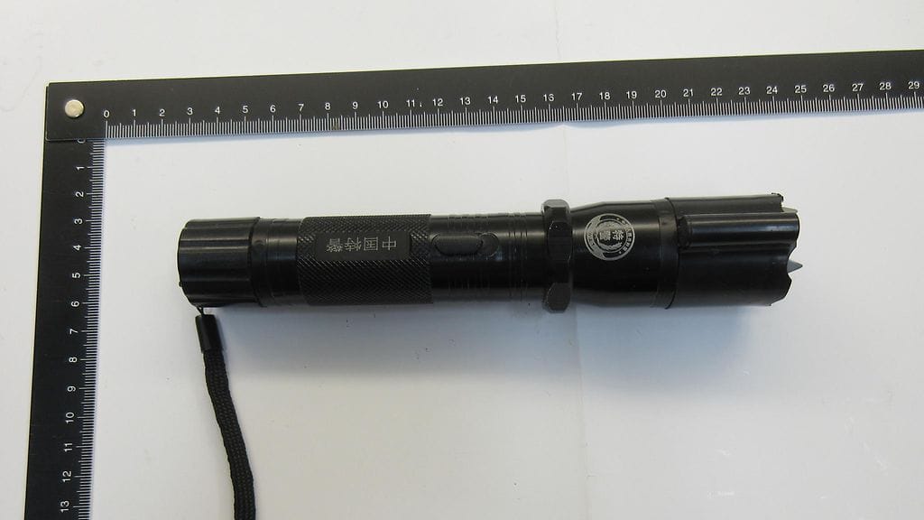 Poliisin mukaan takavarikoidut esineet ovat olleet usein sähkölamauttimen ja taskulampun yhdistelmiä.