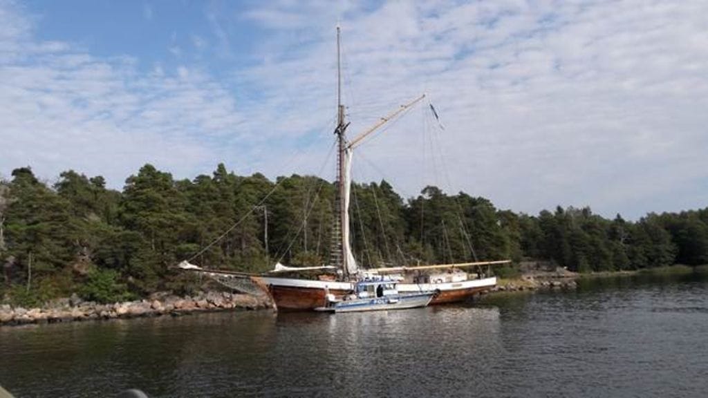 Purjevene sai vuodon toistaiseksi tuntemattomasta syystä.