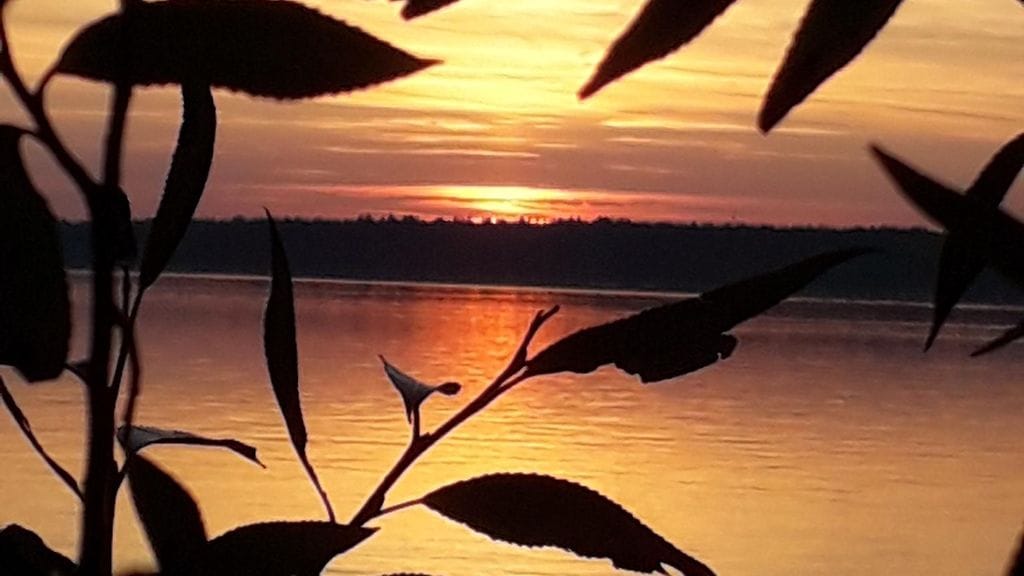 Uutissilmä, auringonlasku, järvi