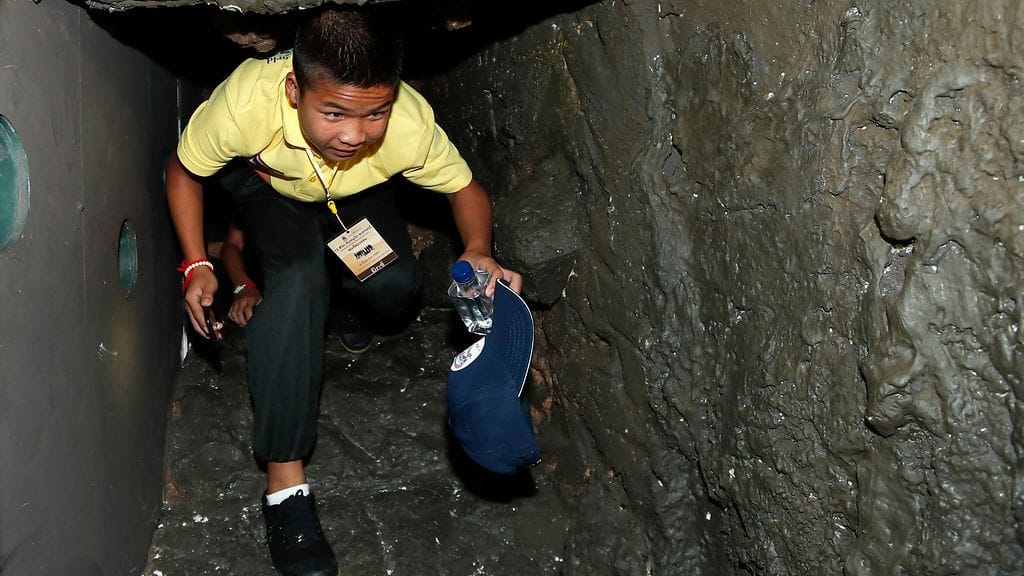 Pelastetut pojat kiipesivät luolan mallinnukseen yksitellen.