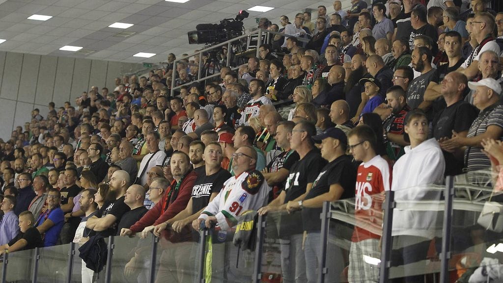 Puolalaisen Tychyn kannattajia elokuun kotiottelussa HIFK:ta vastaan.