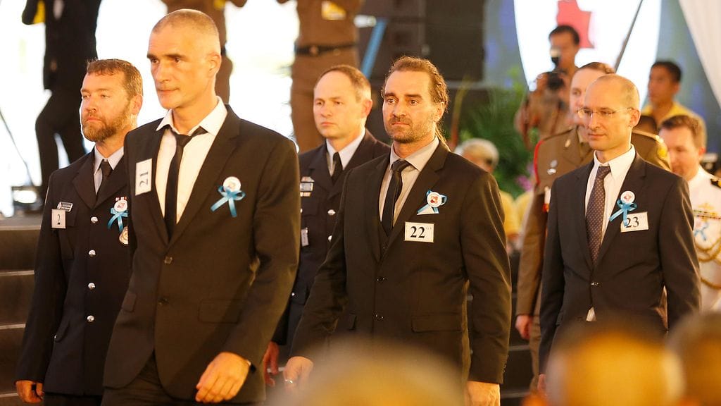 Thaimaan luolapelastuksesta palkittiin monikansallinen sukellustiimi. Keskellä suomalainen Mikko Paasi.