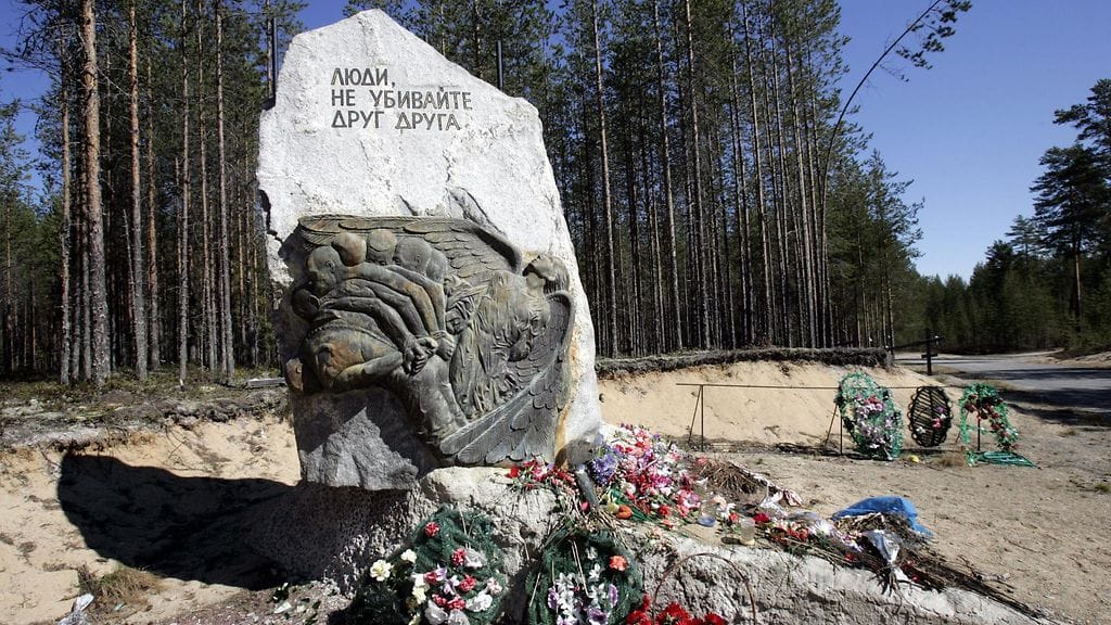 Sandarmohin metsässä lähellä Karhumäen kaupunkia teloitettiin ja haudattiin joukkohautoihin arviolta 9500 poliittisen vainon uhria Stalinin aikana. Muistomerkki teloituspaikalla, josta on kaivettu esille vuosien 1937-1938 poliittisten joukkovainojen uhrien salainen hauta. Yhteensä 10 ha:n alueelta löytyi 236 joukkohautaa .