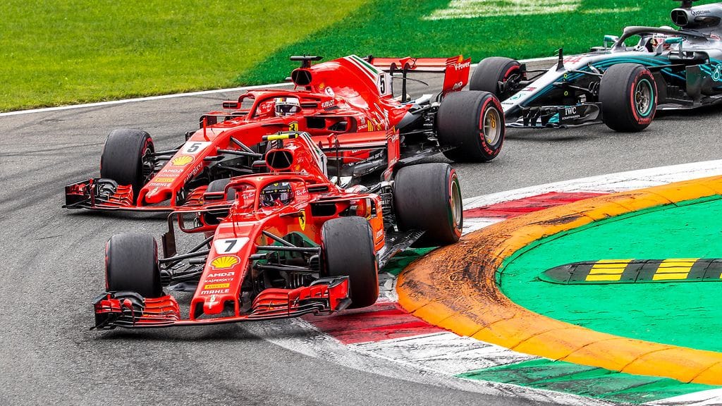 Kimi Räikkönen (edessä) ja Sebastian Vettel Ferrareiden puikoissa Italian GP:ssä.