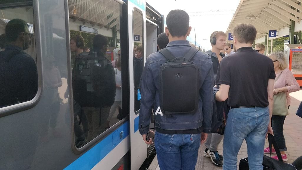 Matkustajia jäämässä asemalla Huopalahden asemalla Helsingissä tänään noin kello 13 aikaan.