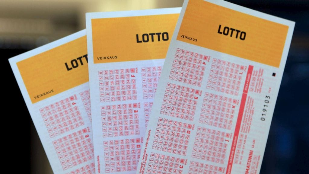 Kuvituskuvassa lottokuponkeja.