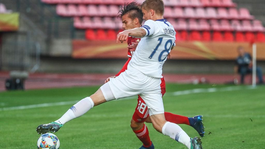 Huuhkajien laitapuolustaja Jere Uronen koki kovia lauantaina Unkaria vastaan.