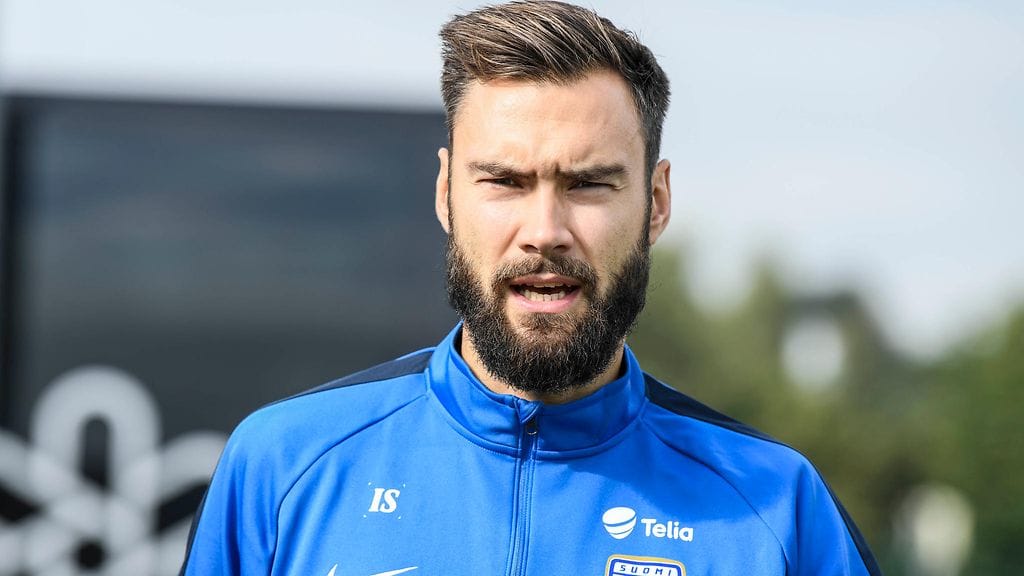 Huuhkajien kapteeni Tim Sparv pelasi kuin pelasikin lauantain Unkari-ottelussa.