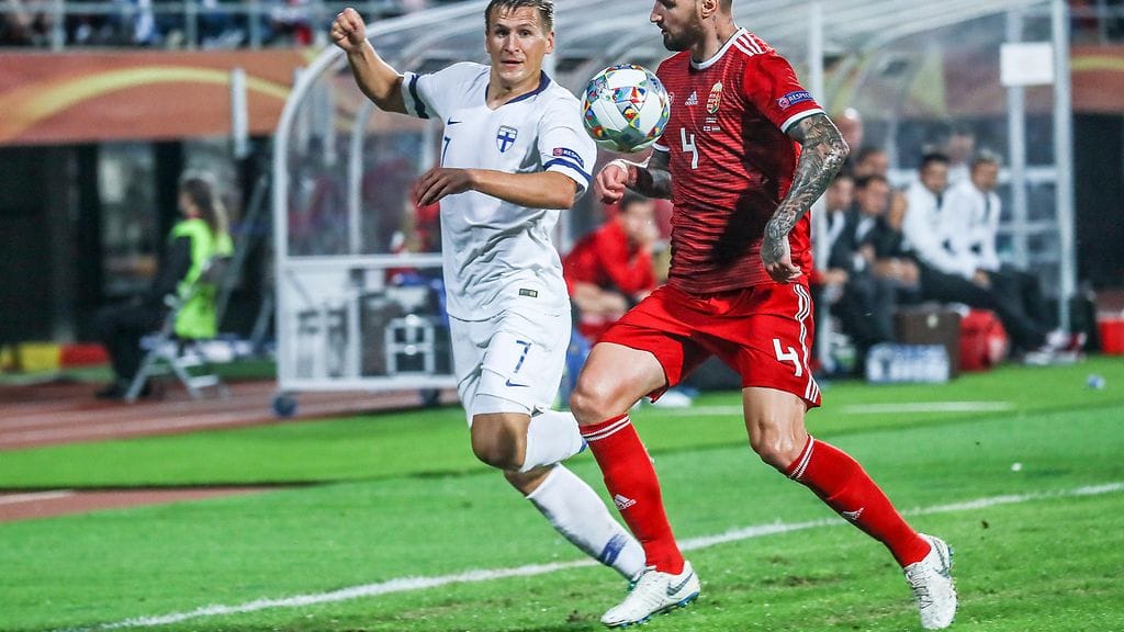 Suomen ja Unkarin välinen Kansojen liigan ottelu pelattiin Tampereen Ratinan stadionilla, jossa itse pelialusta herätti kysymysmerkkejä.