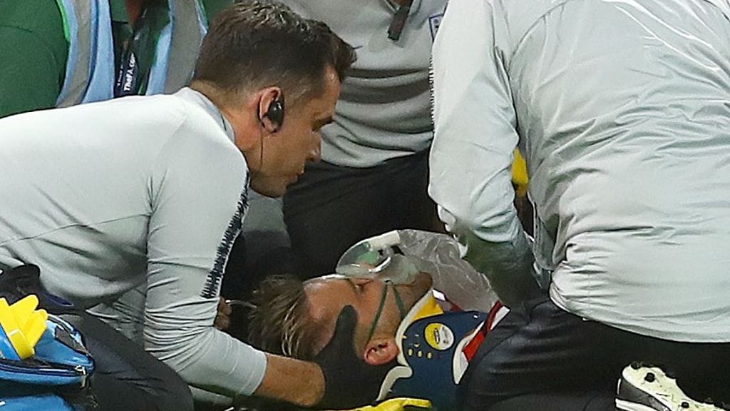 Luke Shawlle jouduttiin laittamaan happinaamari ja niskatuki.