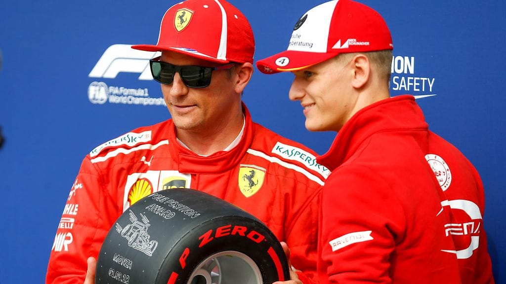 Kimi Räikkönen sai legendaarisen Michael Schumacherin pojalta Mick Schumacherilta palkinnon Italian GP:n aika-ajojen jäljiltä.