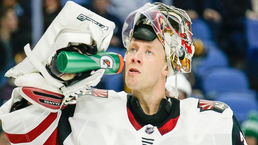 Antti Raanta kärsi loukkaantumisista viime syksynä. Samoihin aikoihin hänen valmentajansa jakoi kovia kommentteja suomalaisvahdin fyysisestä kunnosta.