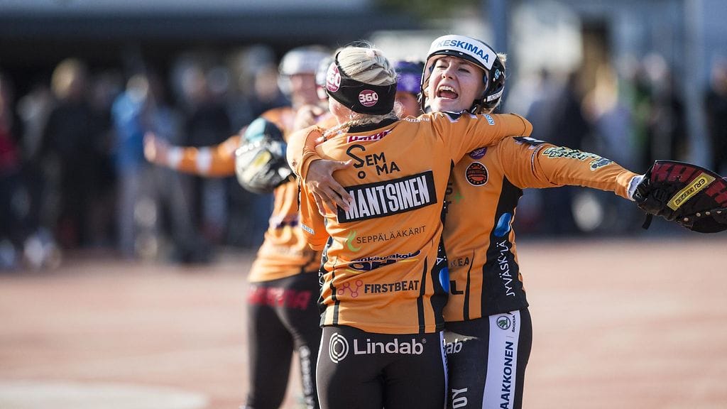 Jyväskylän Kirittäret juhlii naisten Superpesiksen mestaruutta.