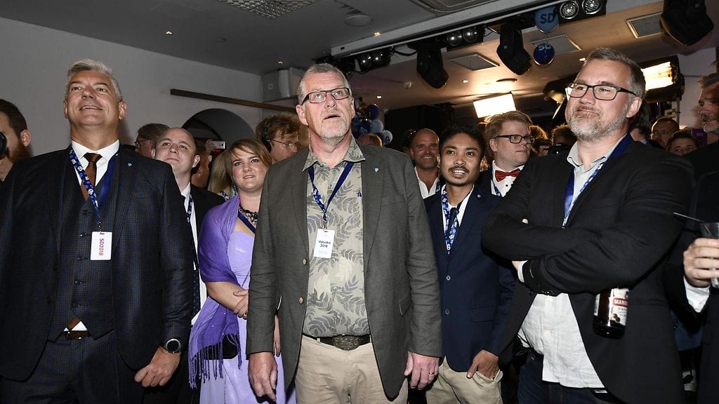 Ruotsidemokraattien kannattajat iloitsivat ovensuukyselyjen tuloksia Tukholmassa.