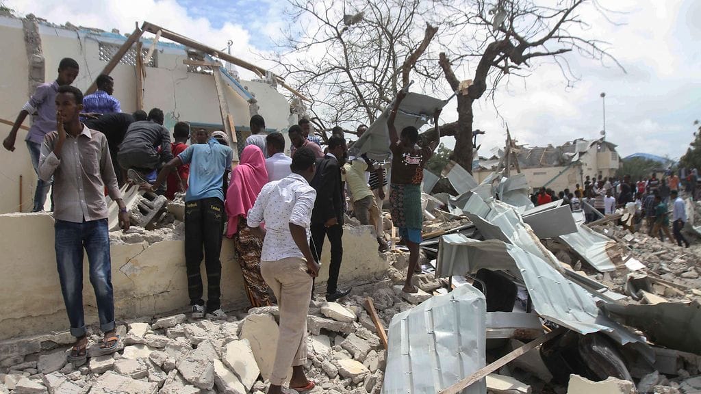 Ihmisiä kerääntyi katsomaan iskun aiheuttamia tuhoja Mogadishussa 10. syyskuuta 2018.