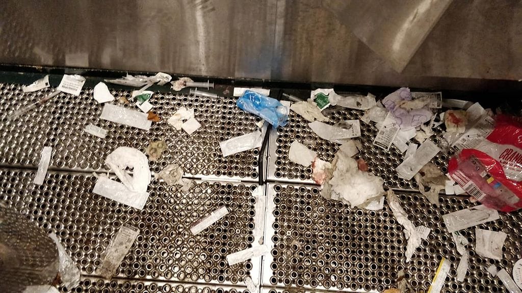 Kuva on Rautatientorin yleisövessasta, jonka lattialta löytyi useita neuloja ja muita roskia.