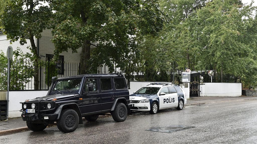 Poliisiautoja Iranin suurlähetystön edessä Kulosaaressa Helsingissä 10. syyskuuta 2018.