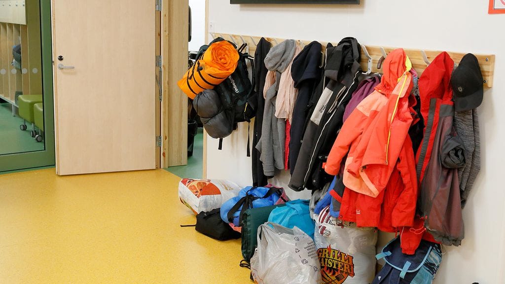 Suomessa naiset ja ulkomailla syntyneet ansaitsevat selvästi vähemmän kuin samantasoisesti koulutetut miehet ja Suomessa syntyneet.