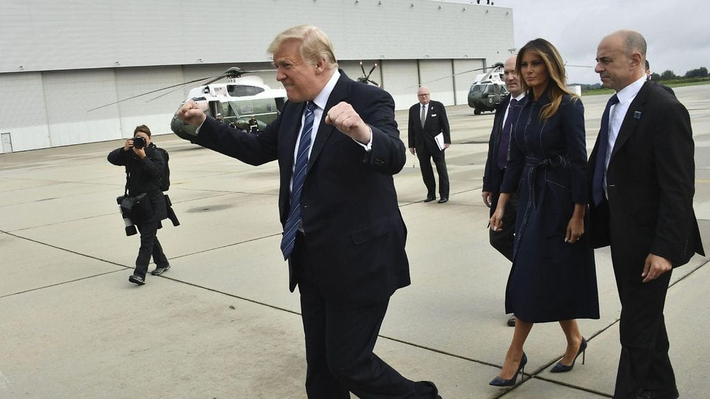 Trump tervehtii kannattajiaan lentokentällä matkalla muistotilaisuuteen.