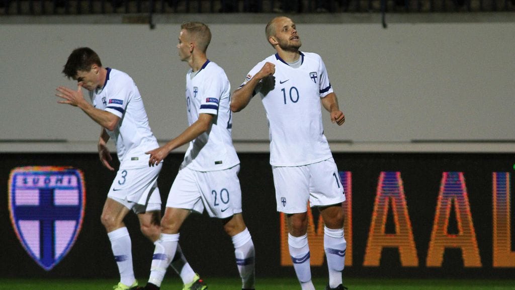 Teemu Pukki tuulettaa maalia UEFA:n Kansojen liigan ottelussa.