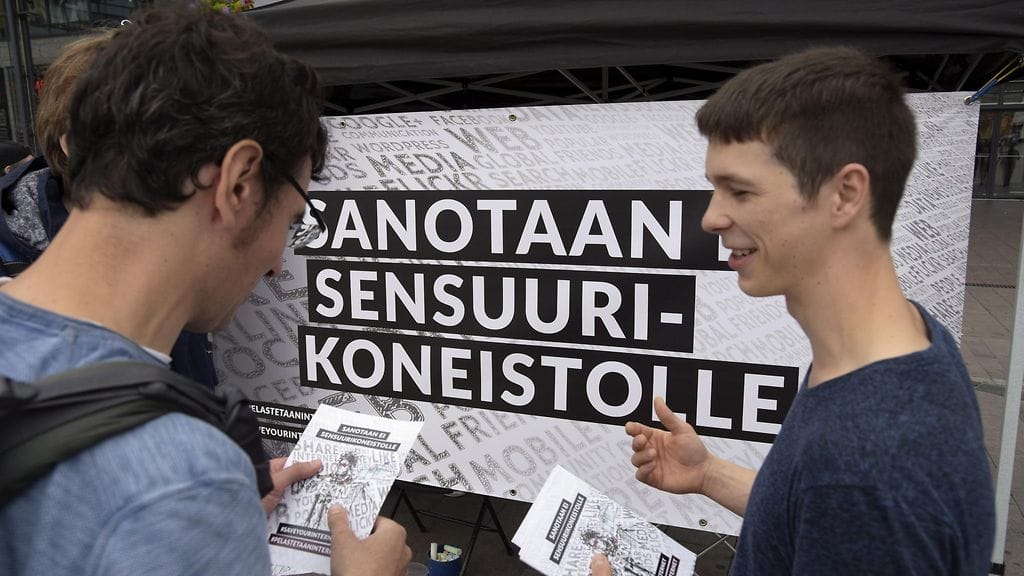 Sanotaan ei sensuurikoneistolle -teksti piraattipuolueen mielenilmauksessa EU:n tekijänoikeusuudistusta vastaan Narinkkatorilla Helsingissä 26. elokuuta 2018.