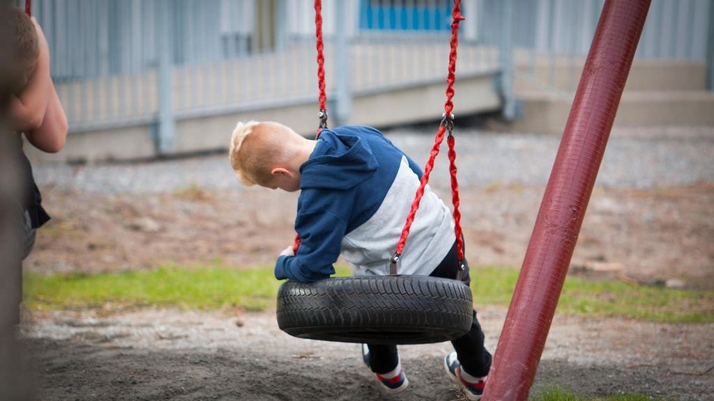 Äiti ihmetteli kysymys-chatissa, miten pienen pojan äiti kehtasi tuoda lapsensa leikkimään "vain tytöille" tarkoitettuun aikaan. Kuvituskuva.