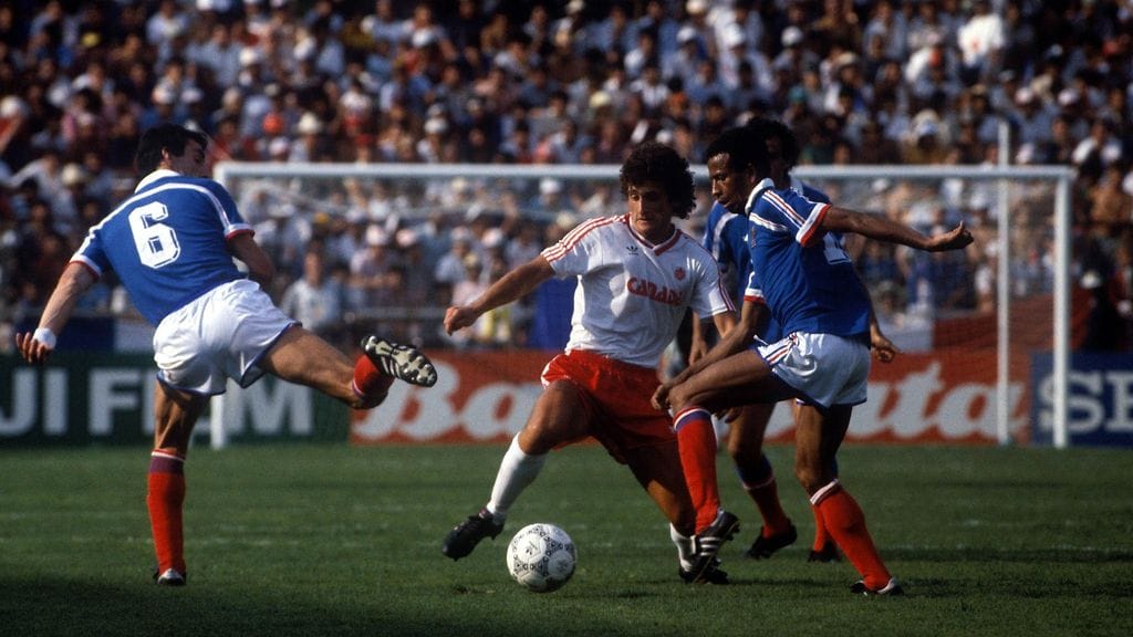 Kanadan Paul James (kesk.) taistelemassa pallosta Ranskan Jean Tiganan ja Maxime Bossisin kanssa.