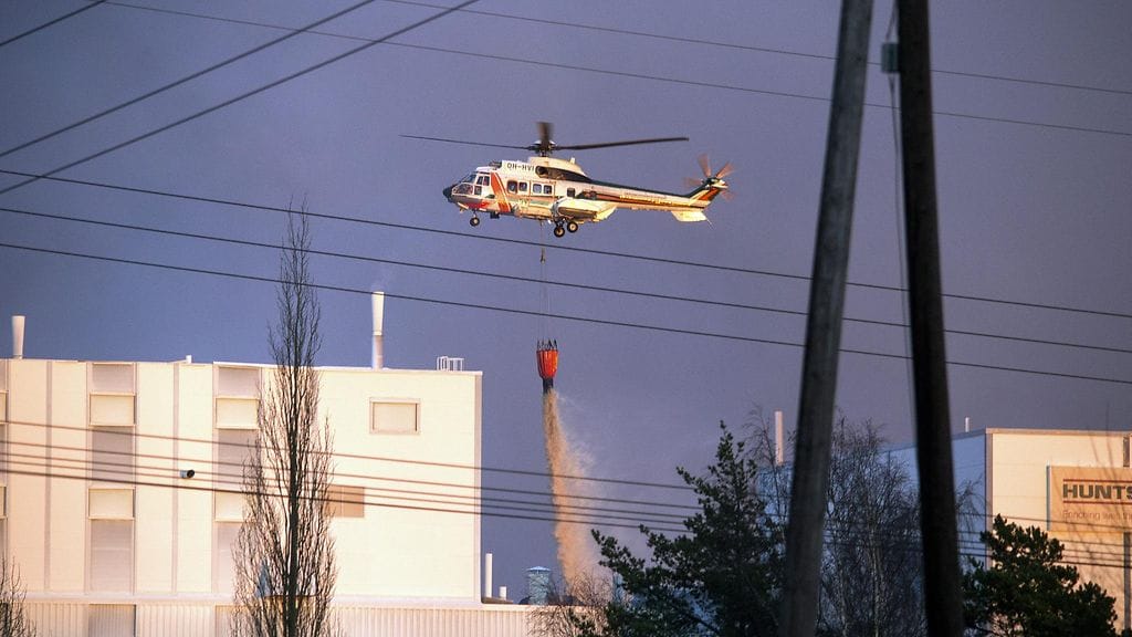 Rajavartiolaitoksen helikopteri osallistui Huntsman-pigmenttitehtaalla Porissa varhain maanantaina syttyneen tulipalon sammutustöihin 30. tammikuuta 2017.