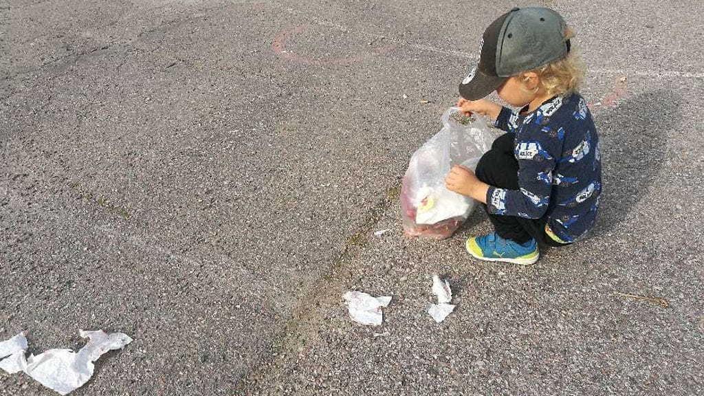 Toivo, 3, on roska-agentti 1