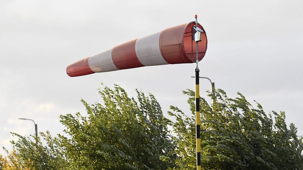 Tuulipussi kuvattuna Helsingissä tänään. Syksyn ensimmäinen myrsky on ravistellut Suomea.
