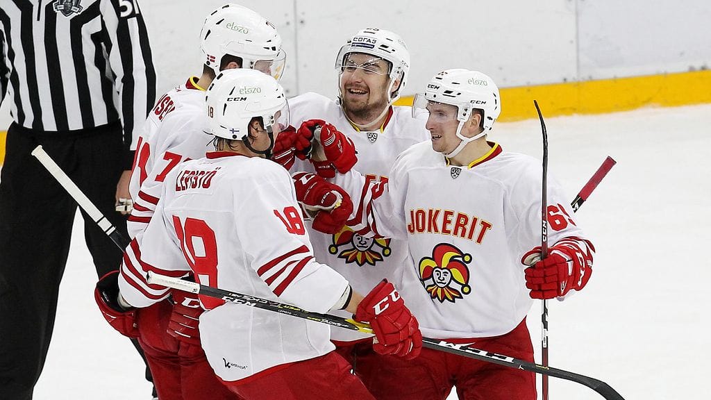 Pekka Jormakka (takana keskellä) iski Jokerien avausmaalin SKA:ta vastaan. Kuva elokuulta.