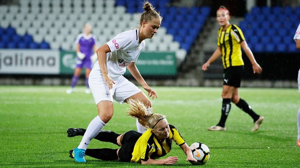 FC Hongan Jutta Rantala (maassa) ja FC Zürichin Lesley Ramseier kaksinkamppailussa.