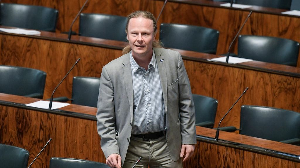 Hallintovaliokunnan puheenjohtaja Juho Eerola