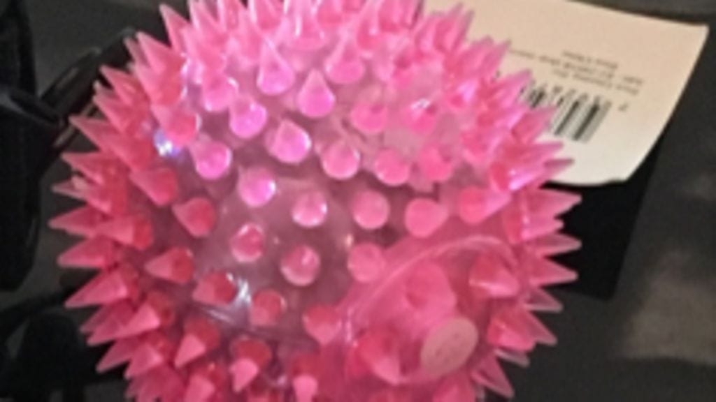 Piikkipallosta saattaa irrota ääntä tuottava pilliosa, minkä takia se voi aiheuttaa tukehtumisvaaran alle 3-vuotiaille lapsille.