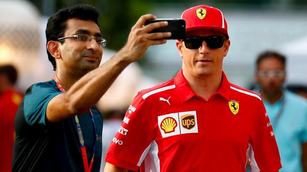 Kimi Räikkönen fanikuvassa Singaporessa.