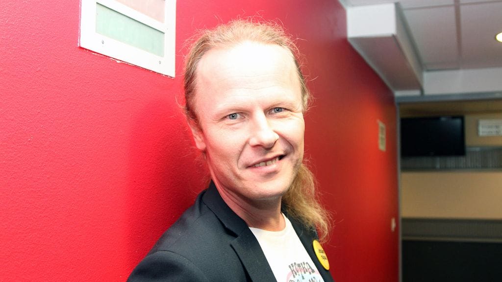 Perussuomalaisten kolmannen kauden kansanedustaja Juho Eerola palkkasi erityisavustajakseen bändikaverinsa, kertoo Iltalehti.