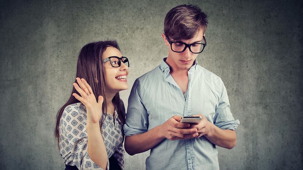 kiusallinen nuori tervehtiä