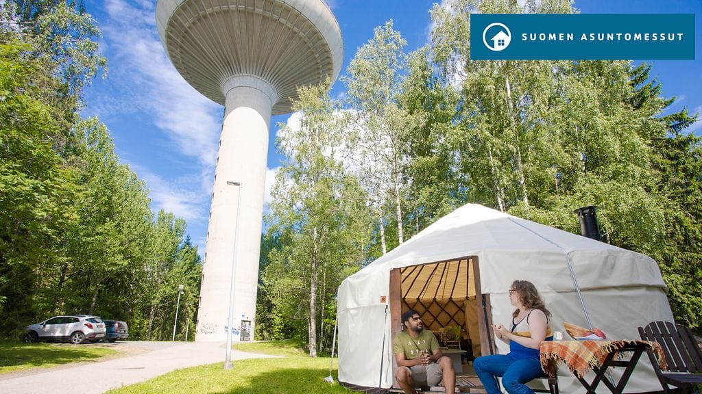 Kuvataitelilija S.M. Khalid Imran ja tutkija Salome Tuomaala kohtasivat jurtalla. Kuva: Jenni Toivonen/Tampereen yliopisto.