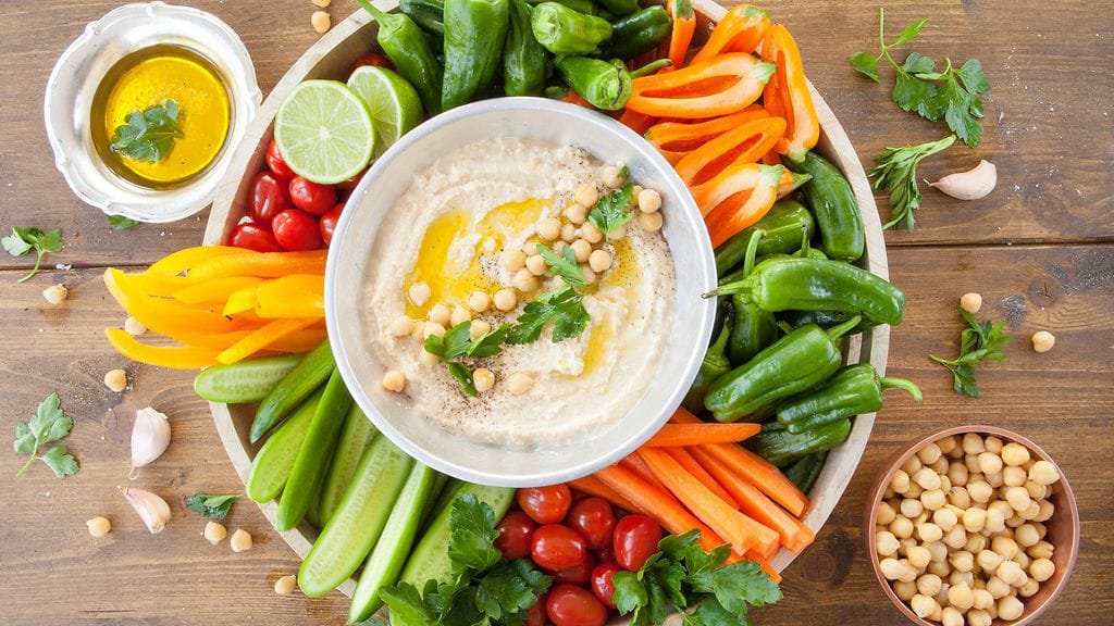 Illanistujaisista tuttu dippilautanen toimii myös ruokapöydässä.