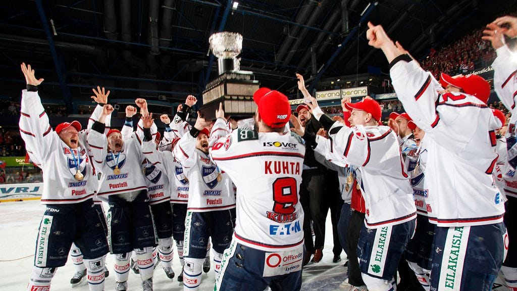 Kimmo Kuhta juhli Suomen mestaruutta HIFK:n kanssa vuonna 2011.