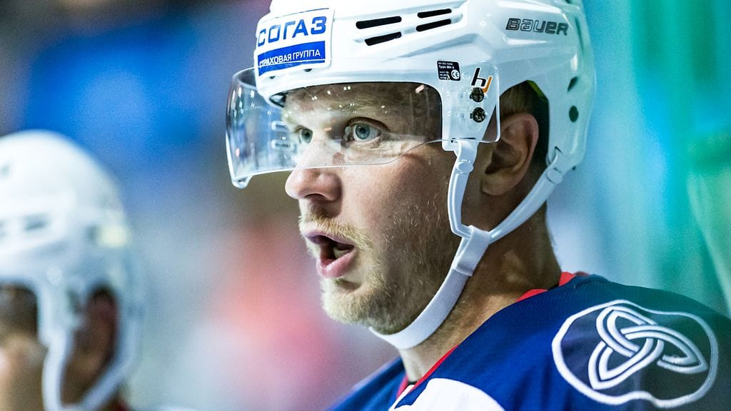 Juuso Puustinen nakutti hattutempun Neftekhimikille perjantain KHL-kierroksella.