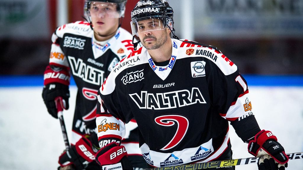 Eric Perrin teki virallisen paluun JYPin paitaan perjantaina Jyväskylässä, kun JYP kohtasi HIFK:n.