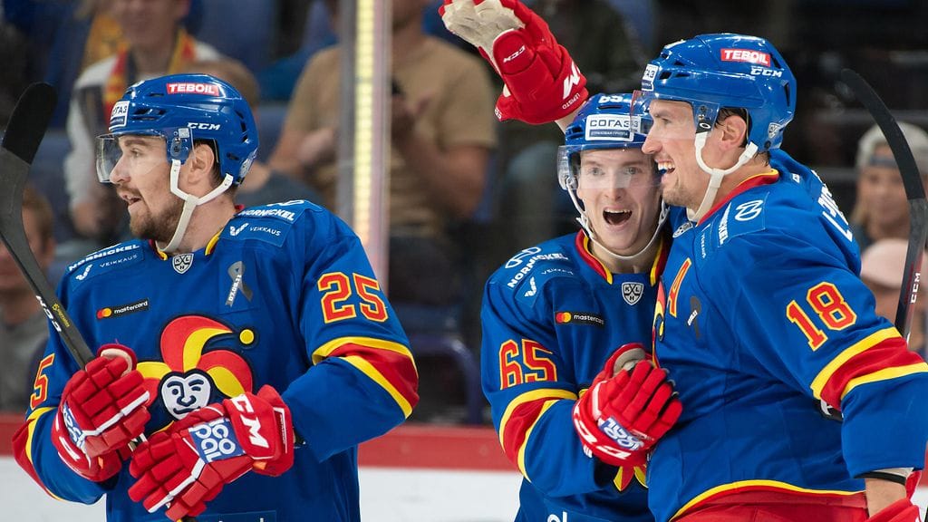 Sami Lepistö (oikealla) napautti Jokereille jo kauden seitsemännen ylivoimamaalin. Jokerit on ollut hyvin tehokas erikoistilanteissa runkosarjan avausherkillä.