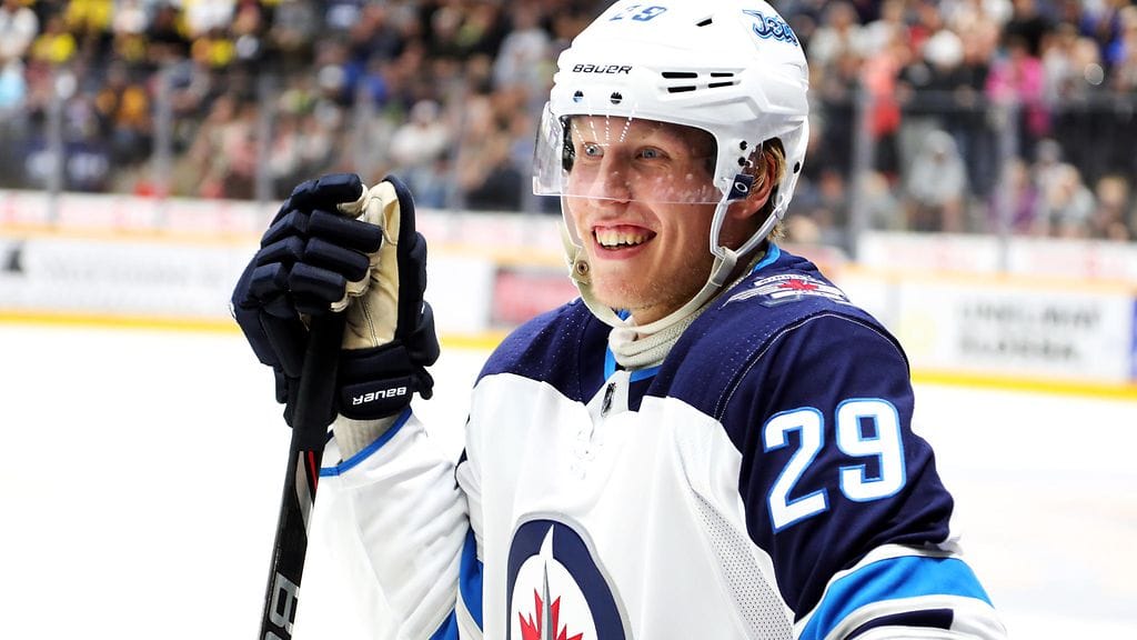 Patrik Laine kantaa ensi kaudella uutta Winnipeg Jetsin kolmospaitaa.