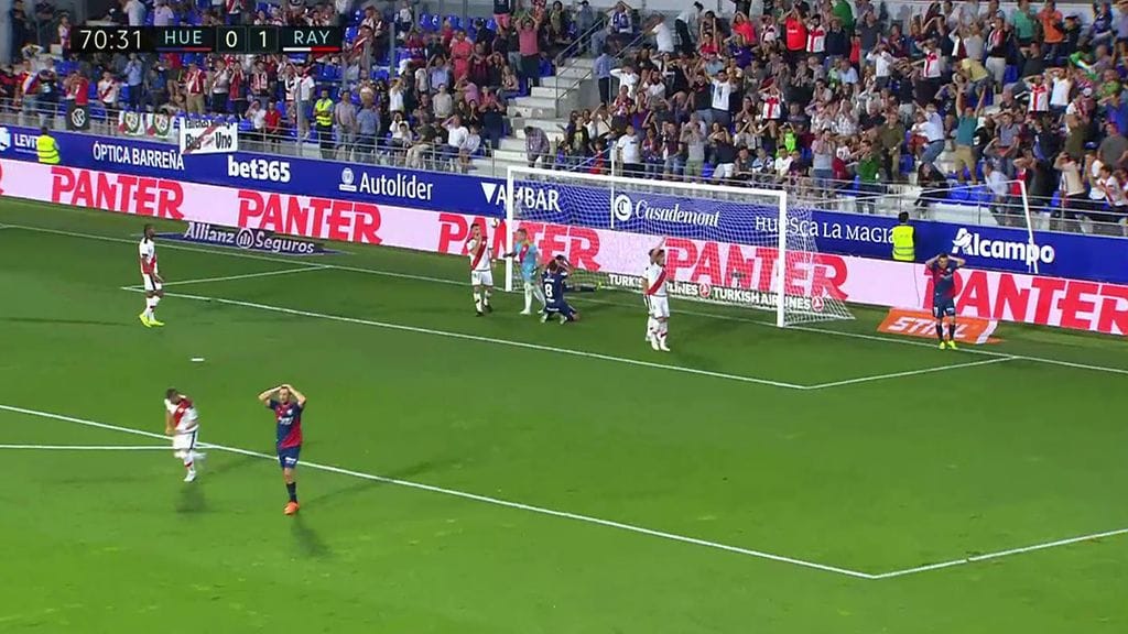 Huescan hyökkääjä Ezequiel Avila missasi karulla tavalla varman maalipaikan perjantain La Liga -kierroksella.