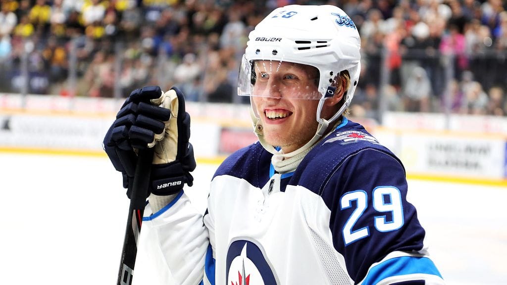 Winnipeg Jetsin Patrik Laine on valmiina mättämään maaleja vastustajien verkkoon NHL:ssä.