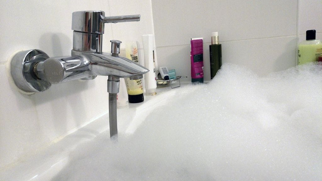 Pieni tyttö hukkui kylpyammeeseen, kun äiti lähti laittamaan pyykkejä. Kuvituskuva.